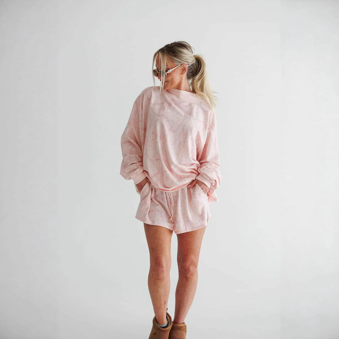 Kvinnors avslappnade sweatshirt och shorts set med hög ståkrage och elastiska detaljer Mirla-Eva Jonsson