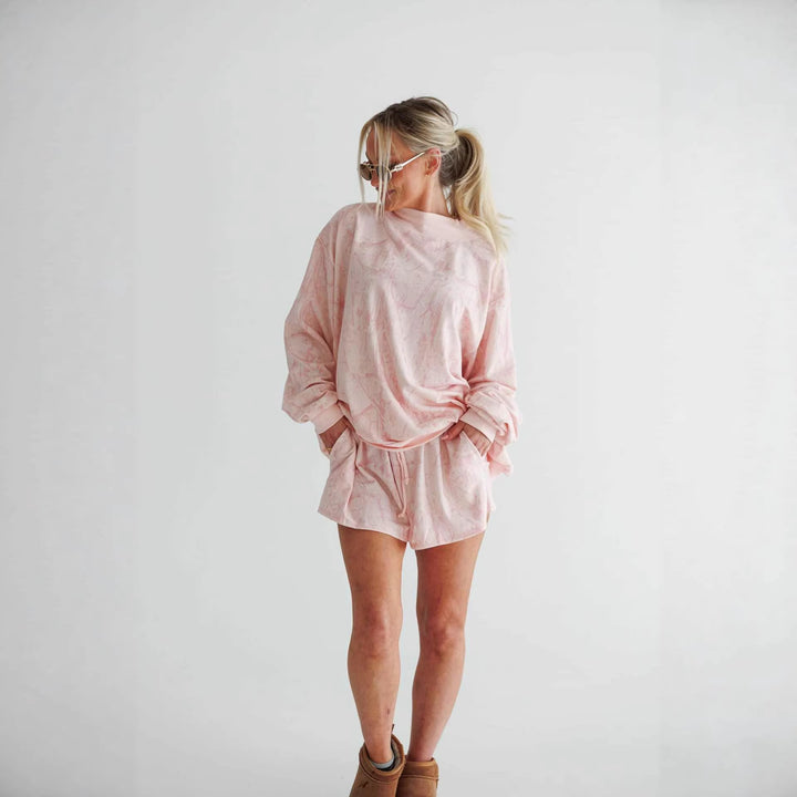 Kvinnors avslappnade sweatshirt och shorts set med hög ståkrage och elastiska detaljer Mirla-Eva Jonsson