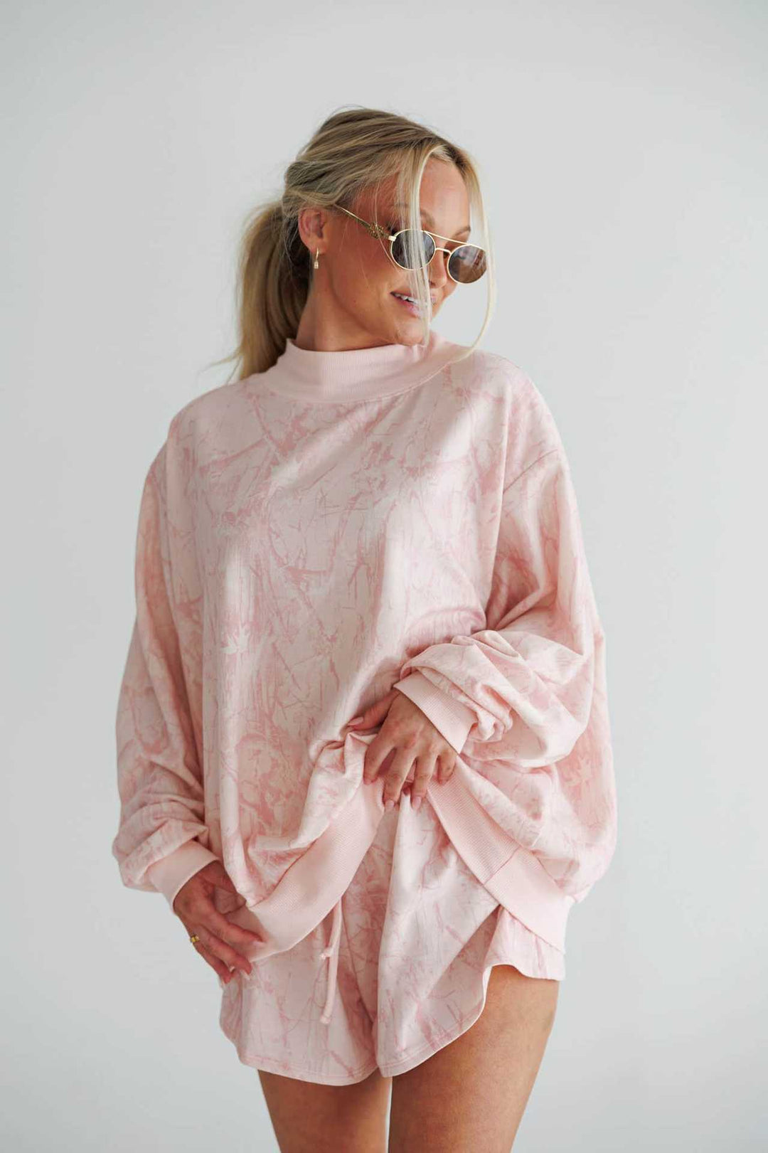 Kvinnors avslappnade sweatshirt och shorts set med hög ståkrage och elastiska detaljer Mirla-Eva Jonsson