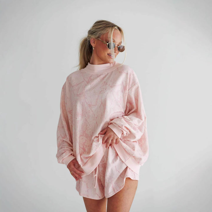 Kvinnors avslappnade sweatshirt och shorts set med hög ståkrage och elastiska detaljer Mirla-Eva Jonsson