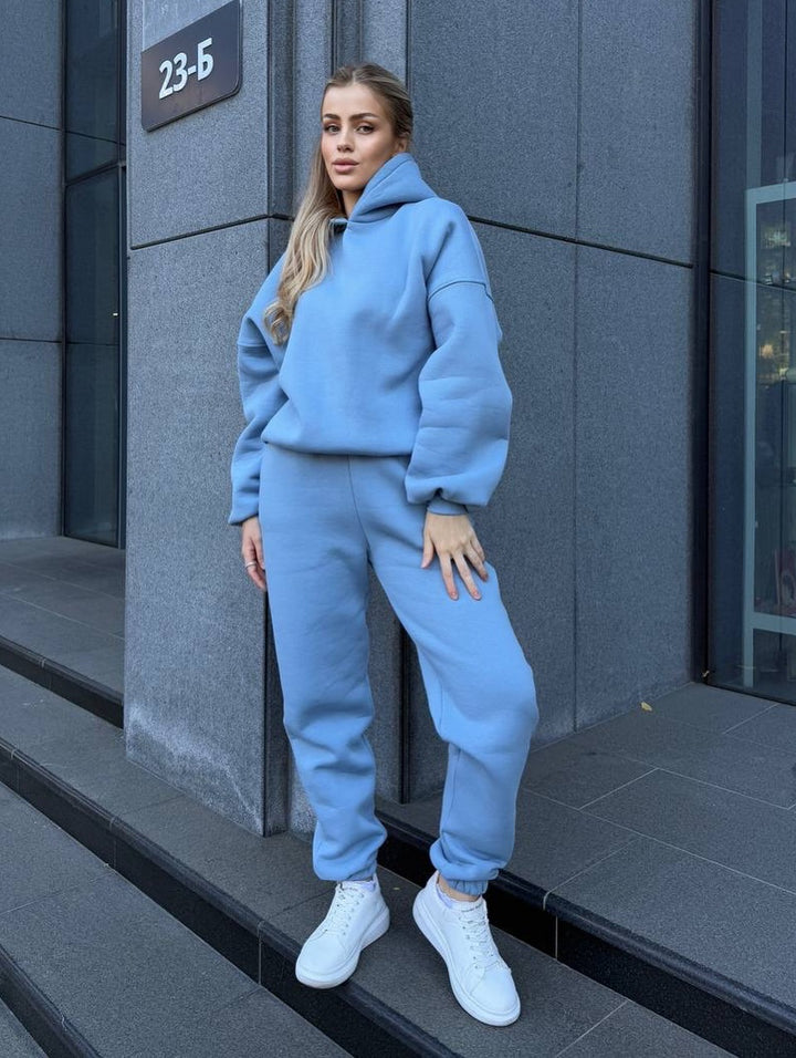 Kvinnors avslappnade sweatshirt-outfit med oversized hoodie och bekväma joggingbyxor Mirla-Eva Jonsson