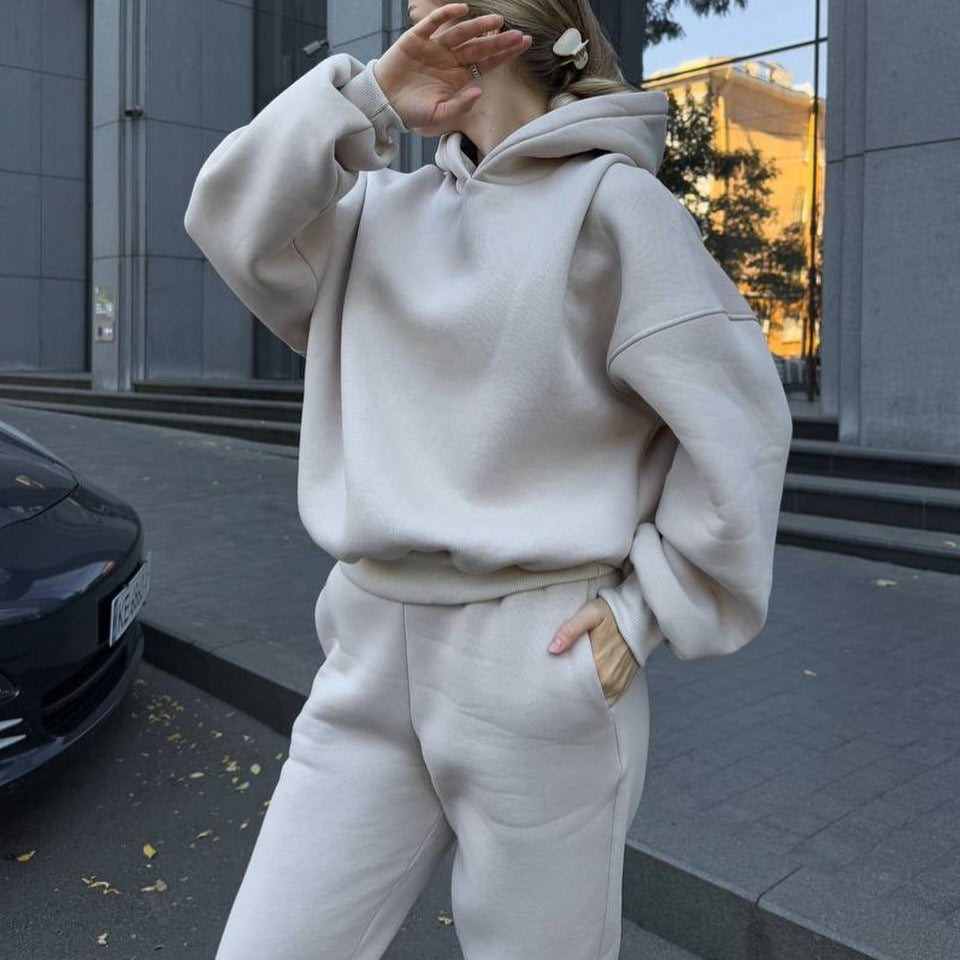 Kvinnors avslappnade sweatshirt-outfit med oversized hoodie och bekväma joggingbyxor Mirla-Eva Jonsson
