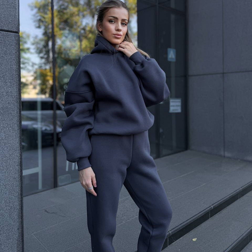 Kvinnors avslappnade sweatshirt-outfit med oversized hoodie och bekväma joggingbyxor Mirla-Eva Jonsson