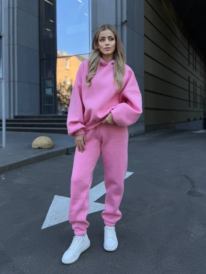 Kvinnors avslappnade sweatshirt-outfit med oversized hoodie och bekväma joggingbyxor Mirla-Eva Jonsson