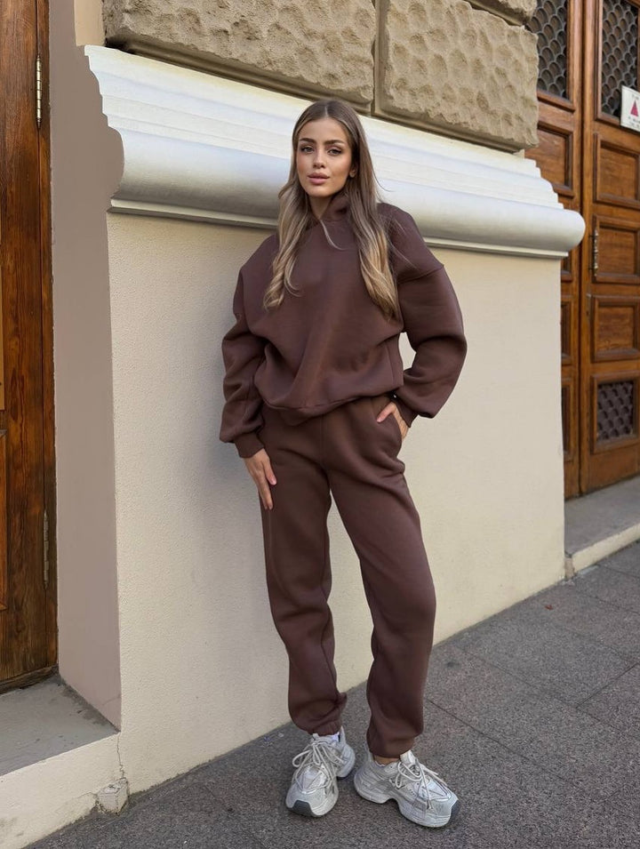 Kvinnors avslappnade sweatshirt-outfit med oversized hoodie och bekväma joggingbyxor Mirla-Eva Jonsson