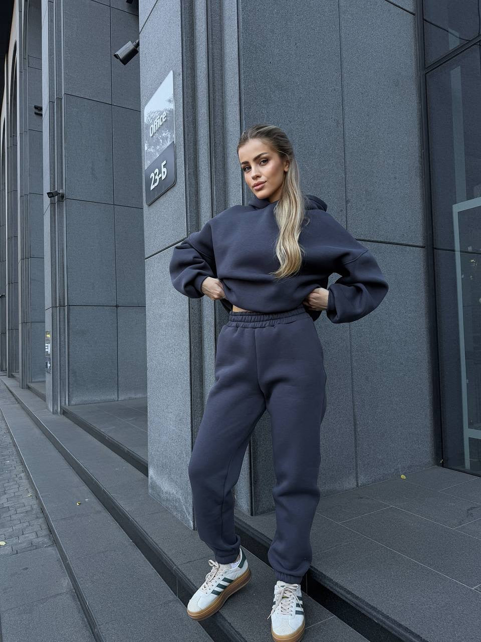 Kvinnors avslappnade sweatshirt-outfit med oversized hoodie och bekväma joggingbyxor Mirla-Eva Jonsson