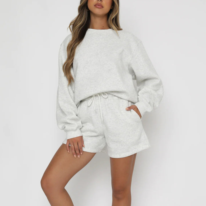 Kvinnors avslappnade sweatshirt set med bekväm kortärmad topp och mysiga shorts Mirla-Eva Jonsson