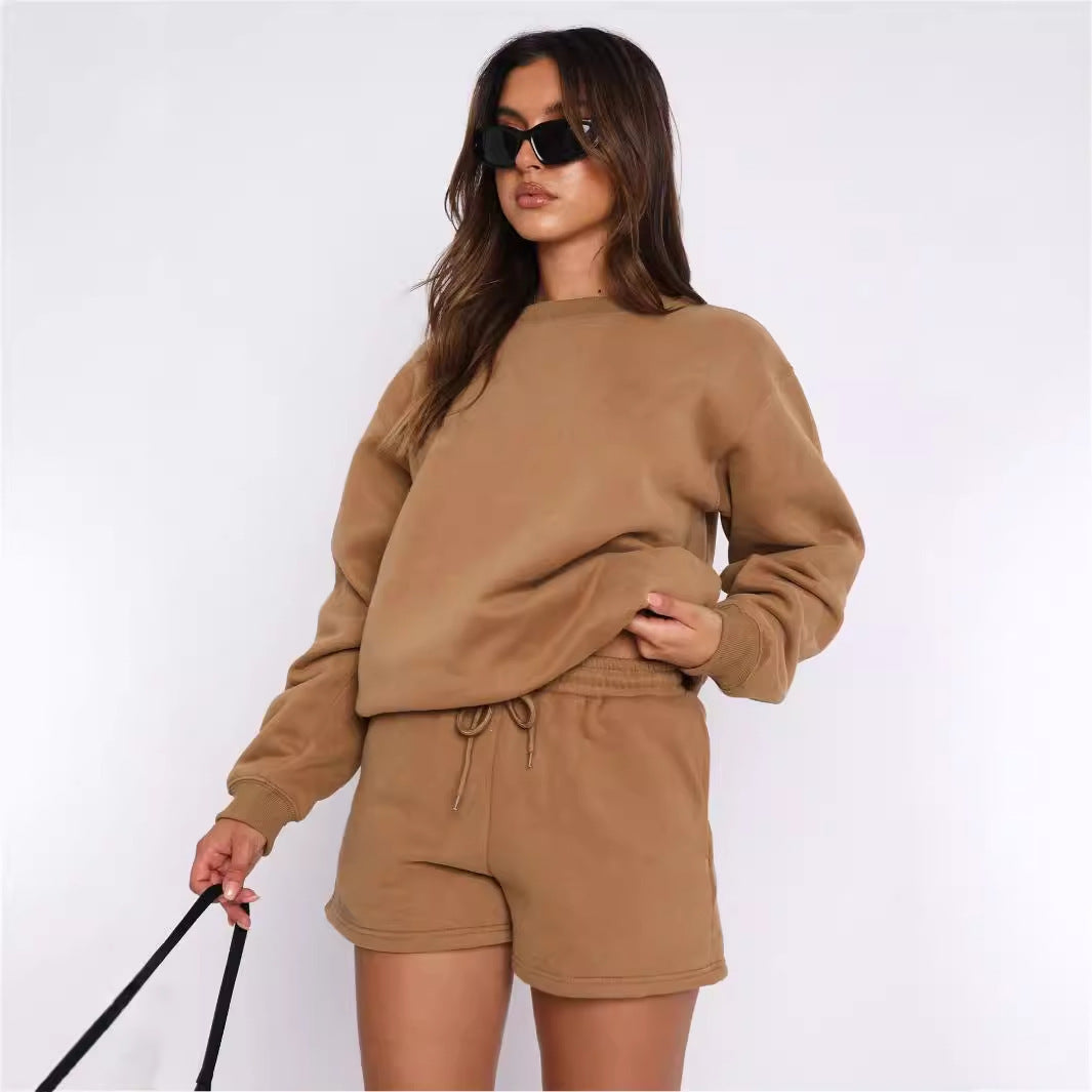 Kvinnors avslappnade sweatshirt set med bekväm kortärmad topp och mysiga shorts Mirla-Eva Jonsson