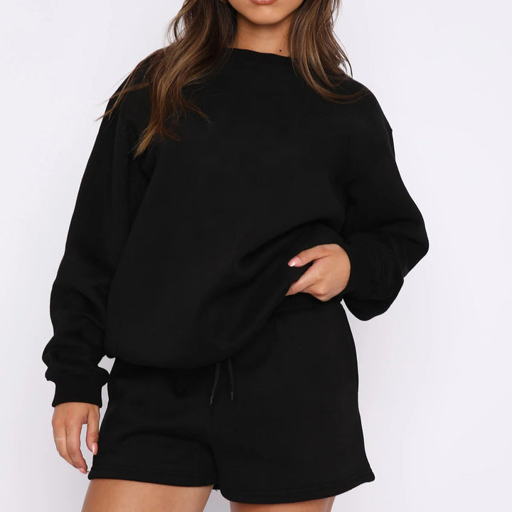Kvinnors avslappnade sweatshirt set med bekväm kortärmad topp och mysiga shorts Mirla-Eva Jonsson