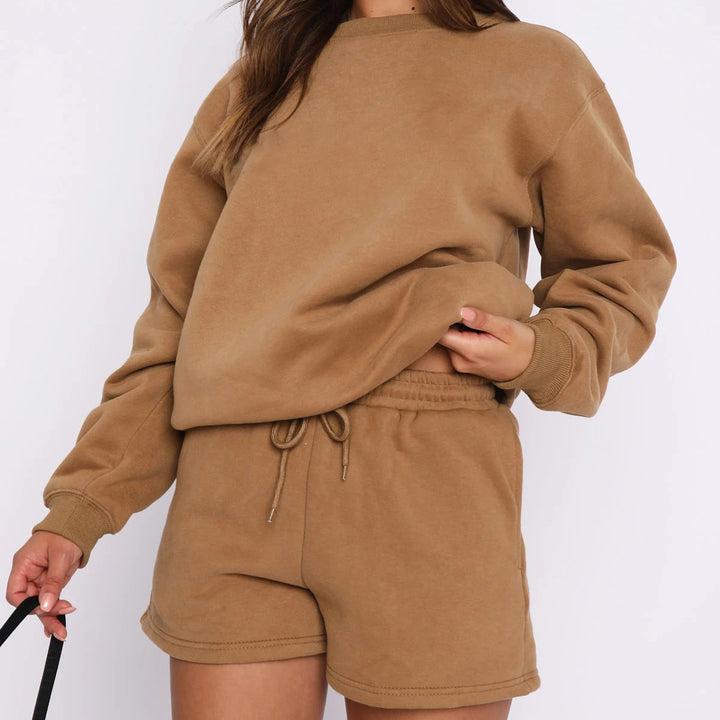 Kvinnors avslappnade sweatshirt set med bekväm kortärmad topp och mysiga shorts Mirla-Eva Jonsson