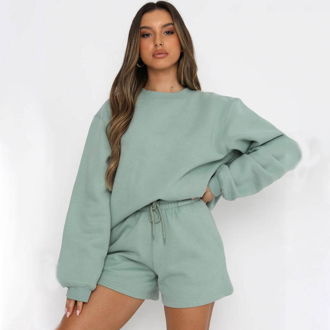 Kvinnors avslappnade sweatshirt set med bekväm kortärmad topp och mysiga shorts Mirla-Eva Jonsson