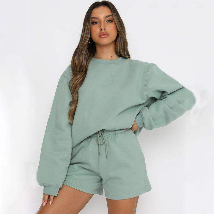 Kvinnors avslappnade sweatshirt set med bekväm kortärmad topp och mysiga shorts Mirla-Eva Jonsson