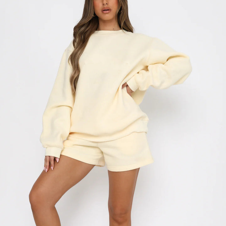 Kvinnors avslappnade sweatshirt set med bekväm kortärmad topp och mysiga shorts Mirla-Eva Jonsson
