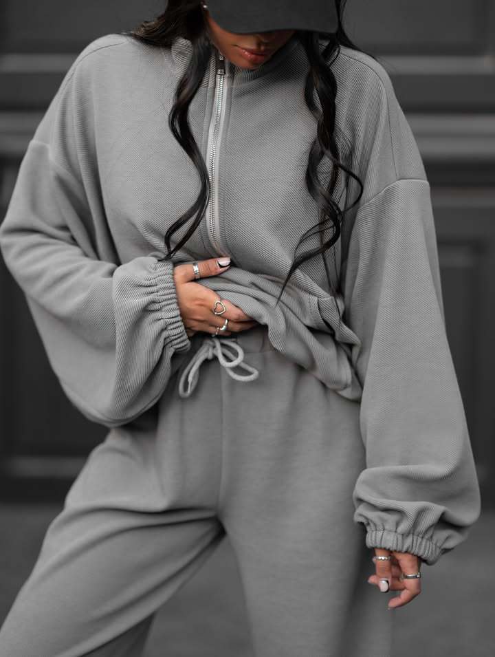 Kvinnors avslappnade sweatshirt set med hög krage och elastiska ärmar Mirla-Eva Jonsson
