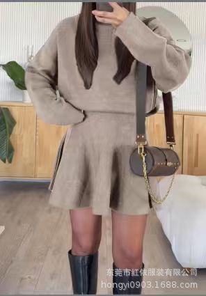 Kvinnors avslappnade sweatshirtklänning med högskurna ärmar Mirla-Eva Jonsson