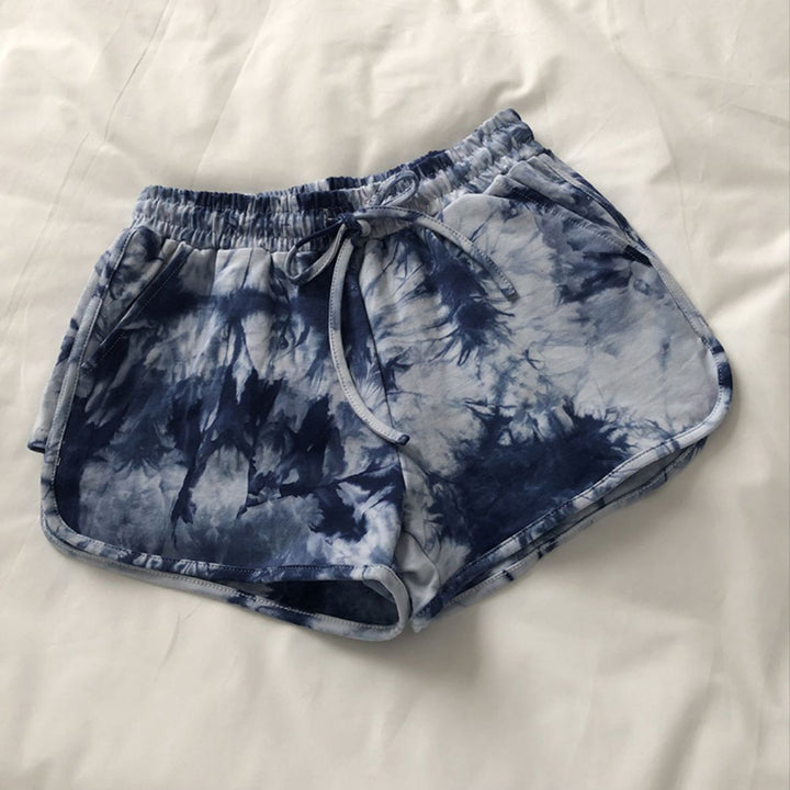 Kvinnors avslappnade sweatshorts med trendig tie-dye-design och praktiska sidofickor-Eva Jonsson