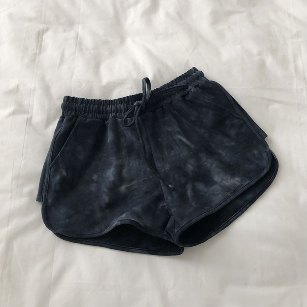 Kvinnors avslappnade sweatshorts med trendig tie-dye-design och praktiska sidofickor-Eva Jonsson