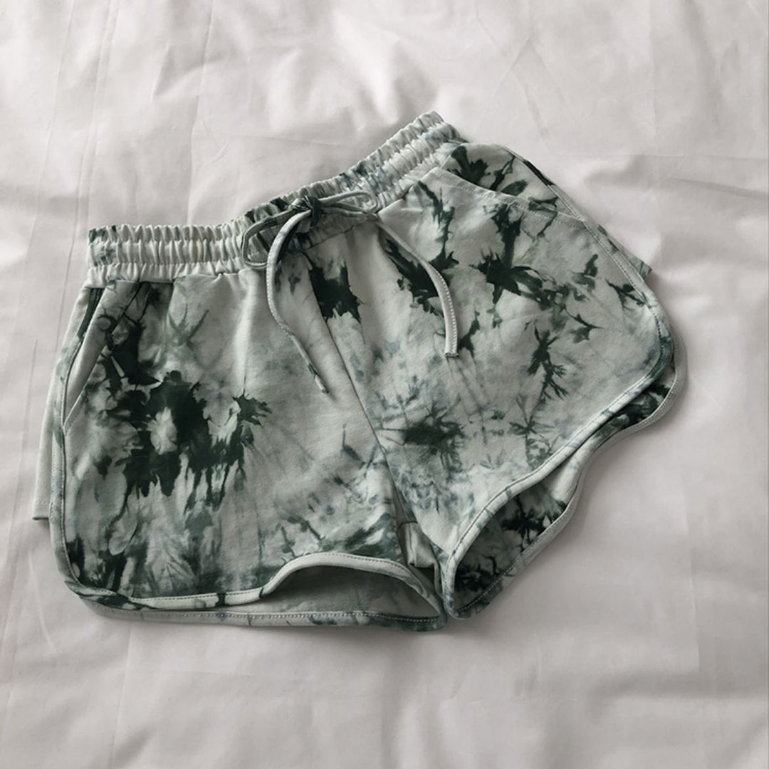 Kvinnors avslappnade sweatshorts med trendig tie-dye-design och praktiska sidofickor-Eva Jonsson
