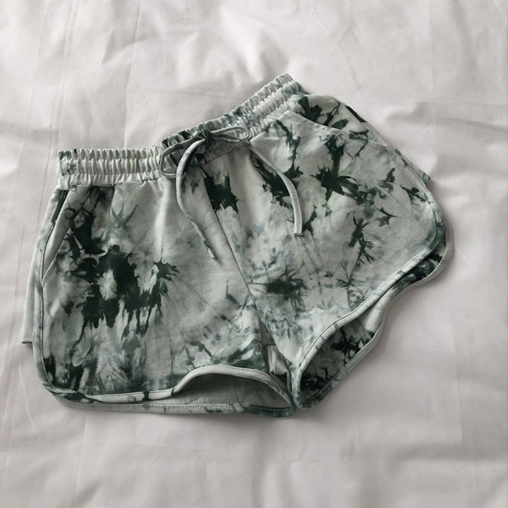 Kvinnors avslappnade sweatshorts med trendig tie-dye-design och praktiska sidofickor-Eva Jonsson