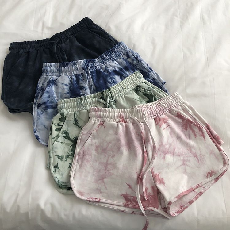 Kvinnors avslappnade sweatshorts med trendig tie-dye-design och praktiska sidofickor-Eva Jonsson