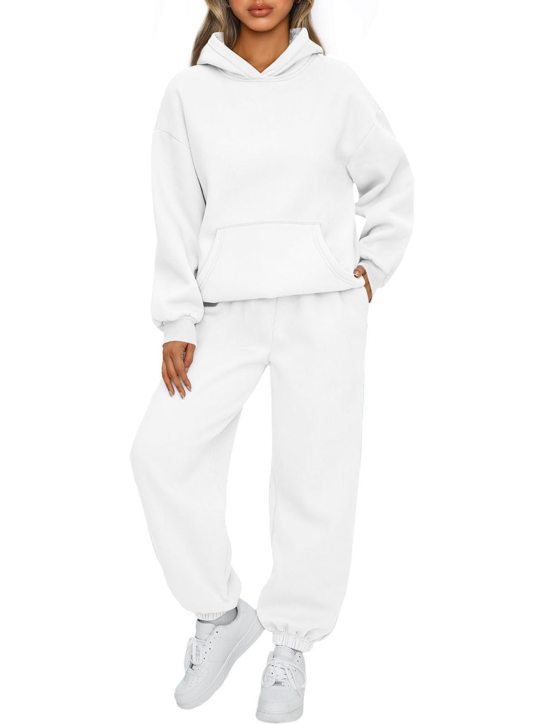 Kvinnors avslappnade träningsdräkt kombination av rymlig hoodie och bekväma joggers Mirla-Eva Jonsson