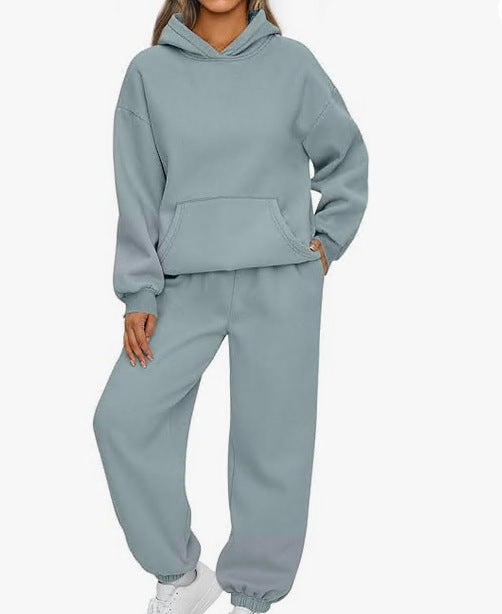 Kvinnors avslappnade träningsdräkt kombination av rymlig hoodie och bekväma joggers Mirla-Eva Jonsson