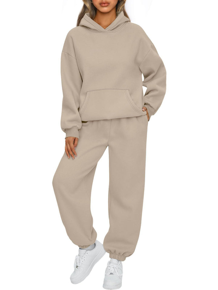 Kvinnors avslappnade träningsdräkt kombination av rymlig hoodie och bekväma joggers Mirla-Eva Jonsson