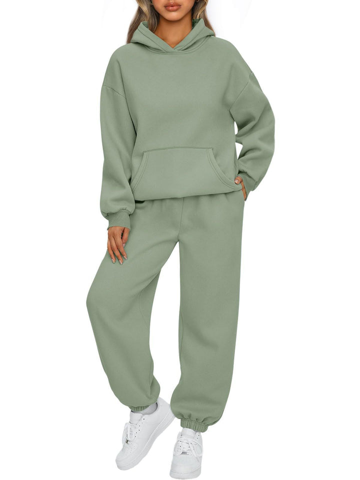 Kvinnors avslappnade träningsdräkt kombination av rymlig hoodie och bekväma joggers Mirla-Eva Jonsson