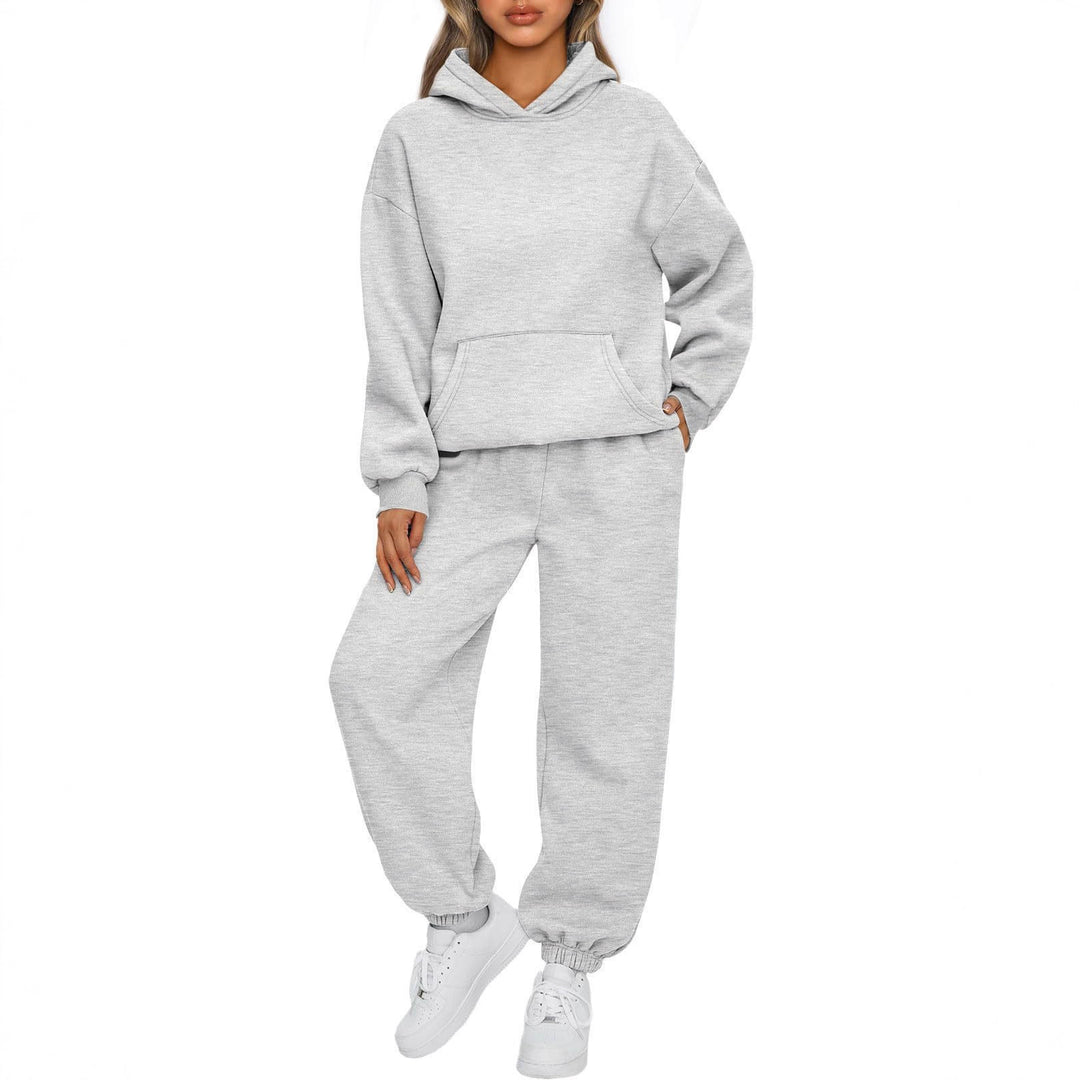 Kvinnors avslappnade träningsdräkt kombination av rymlig hoodie och bekväma joggers Mirla-Eva Jonsson