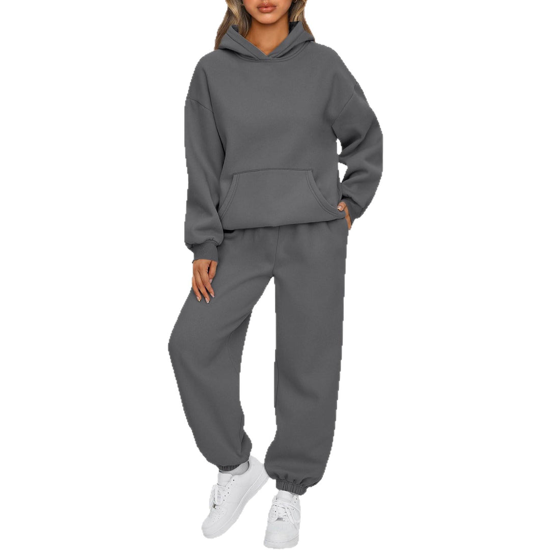 Kvinnors avslappnade träningsdräkt kombination av rymlig hoodie och bekväma joggers Mirla-Eva Jonsson