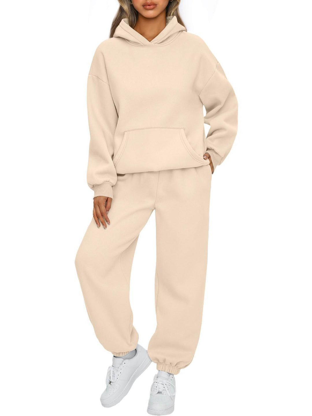 Kvinnors avslappnade träningsdräkt kombination av rymlig hoodie och bekväma joggers Mirla-Eva Jonsson