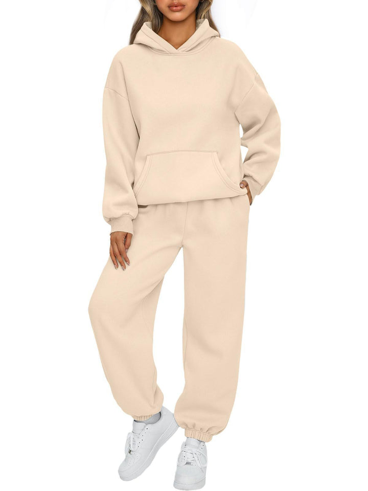 Kvinnors avslappnade träningsdräkt kombination av rymlig hoodie och bekväma joggers Mirla-Eva Jonsson