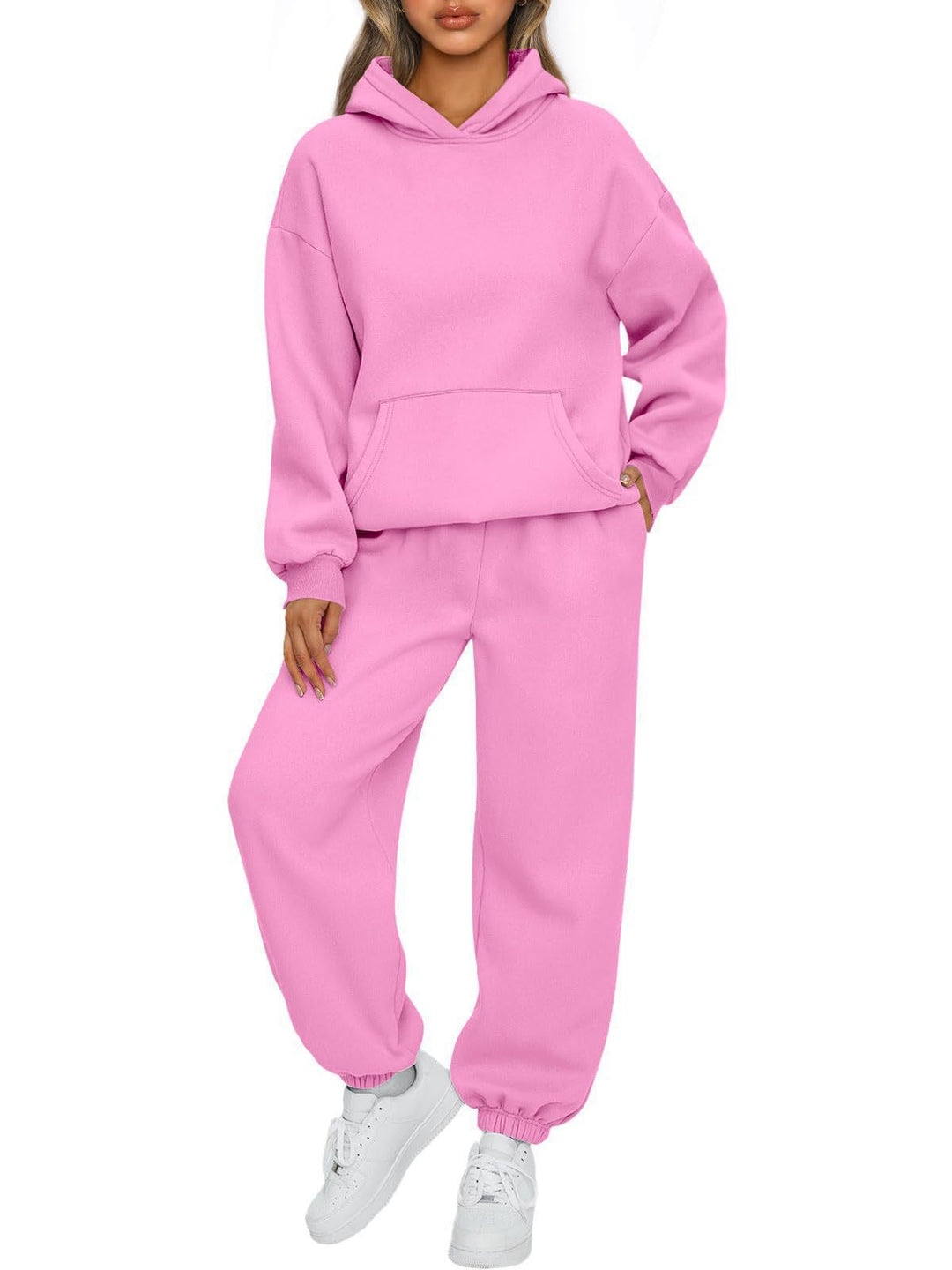 Kvinnors avslappnade träningsdräkt kombination av rymlig hoodie och bekväma joggers Mirla-Eva Jonsson