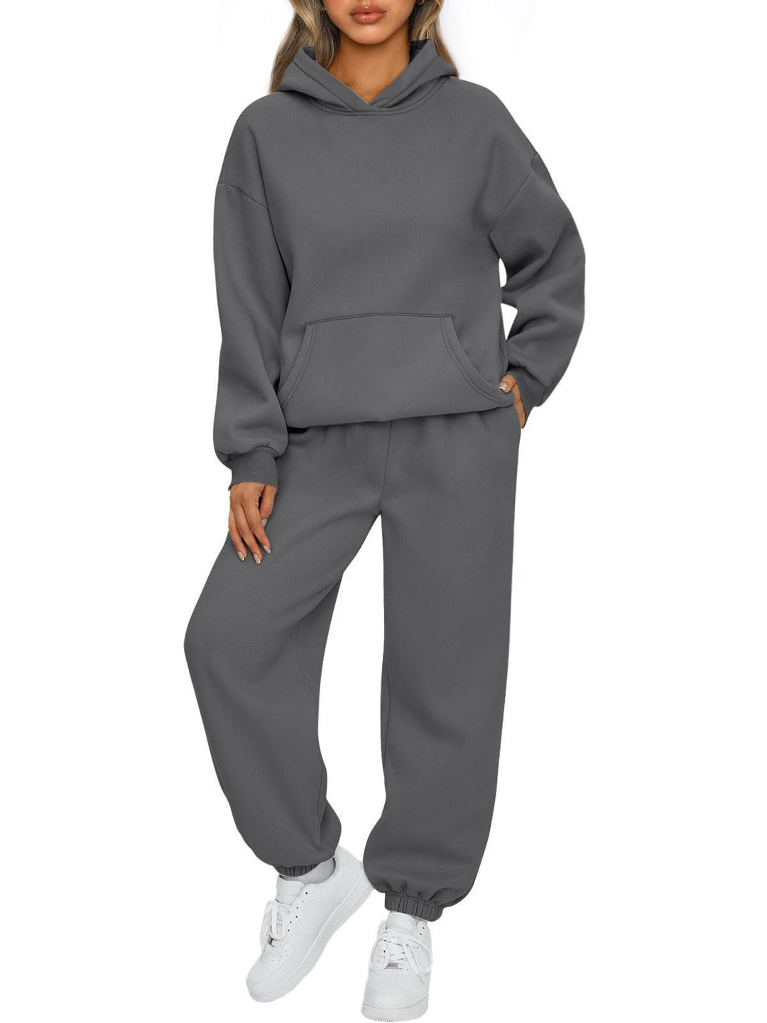 Kvinnors avslappnade träningsdräkt kombination av rymlig hoodie och bekväma joggers Mirla-Eva Jonsson