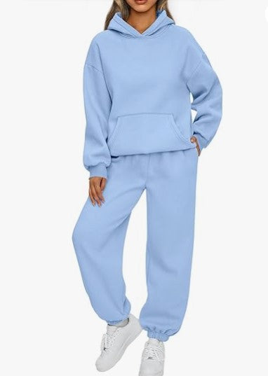Kvinnors avslappnade träningsdräkt kombination av rymlig hoodie och bekväma joggers Mirla-Eva Jonsson