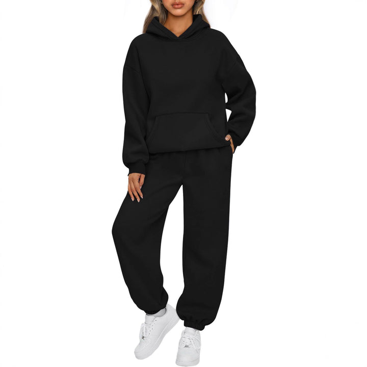 Kvinnors avslappnade träningsdräkt kombination av rymlig hoodie och bekväma joggers Mirla-Eva Jonsson