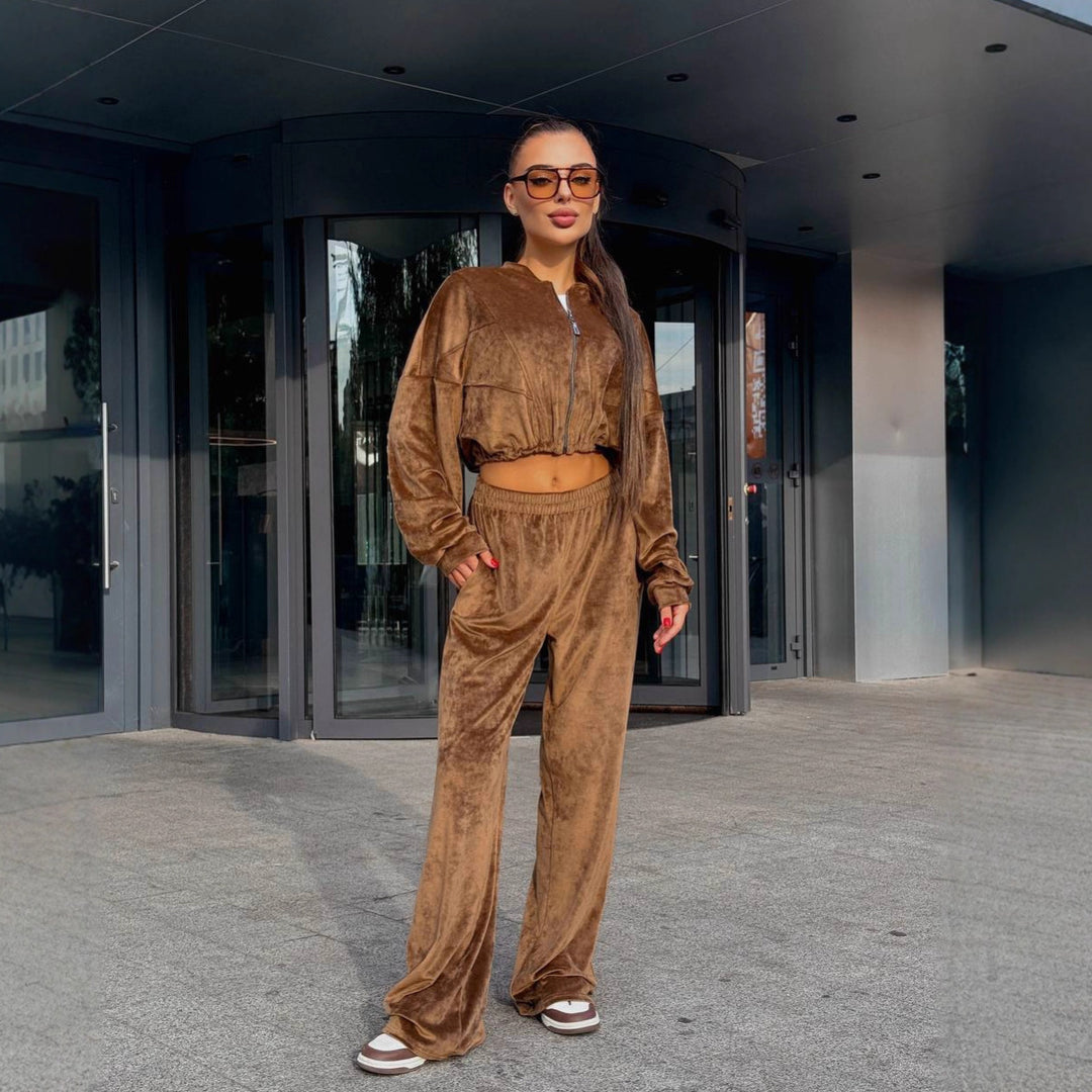 Kvinnors avslappnade träningsdräkt med cropped jacka och vida byxor-Eva Jonsson