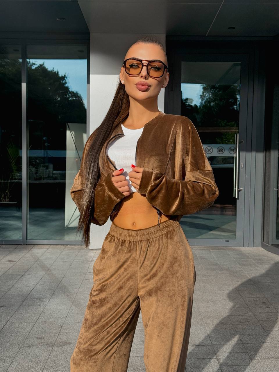 Kvinnors avslappnade träningsdräkt med cropped jacka och vida byxor-Eva Jonsson