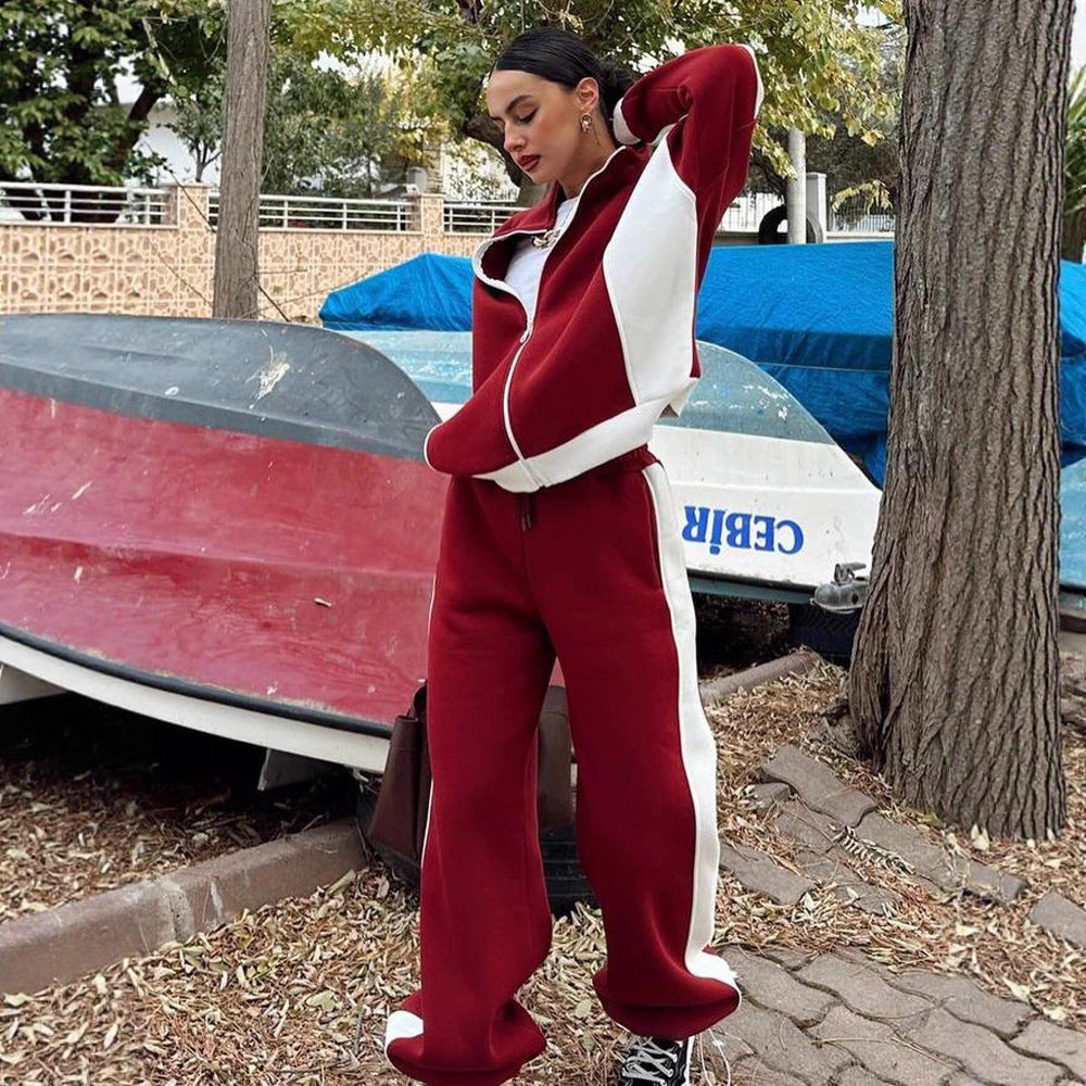 Kvinnors avslappnade träningsdräkt med kort överdel och vida byxor Mirla-Eva Jonsson