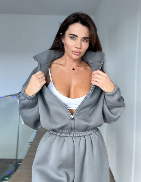 Kvinnors avslappnade träningsdräkt med oversized hoodie och elastiska byxor-Eva Jonsson