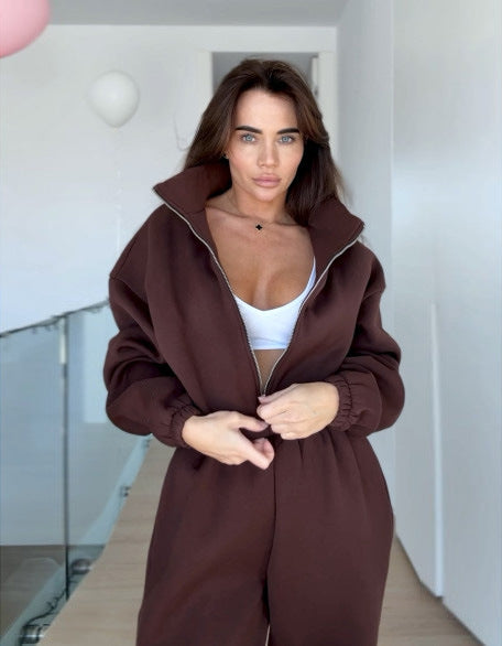 Kvinnors avslappnade träningsdräkt med oversized hoodie och elastiska byxor-Eva Jonsson