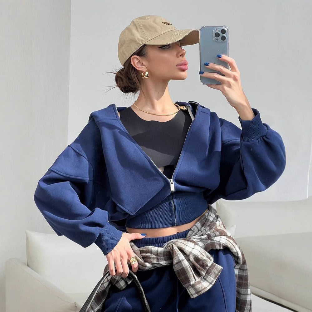 Kvinnors avslappnade träningsoverall med croppad hoodie och vida ben Mirla-Eva Jonsson