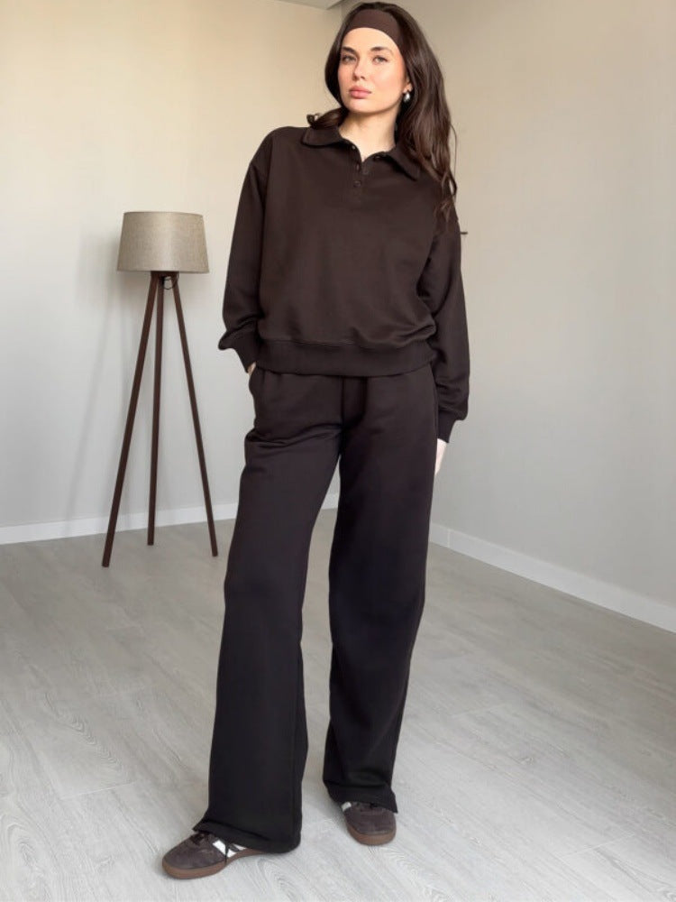 Kvinnors avslappnade träningsoverall med färgkoordinerad polo topp och bekväma sweatpants Mirla-Eva Jonsson