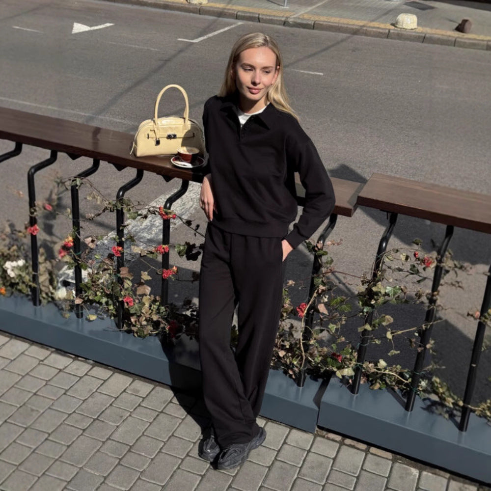 Kvinnors avslappnade träningsoverall med färgkoordinerad polo topp och bekväma sweatpants Mirla-Eva Jonsson