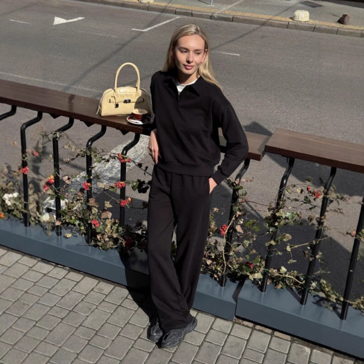 Kvinnors avslappnade träningsoverall med färgkoordinerad polo topp och bekväma sweatpants Mirla-Eva Jonsson