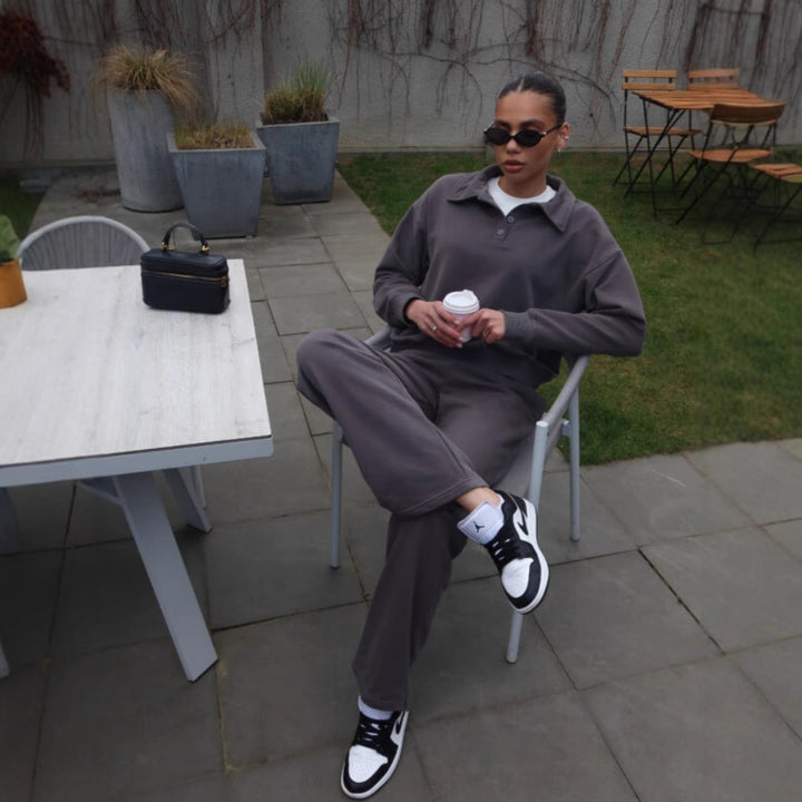 Kvinnors avslappnade träningsoverall med färgkoordinerad polo topp och bekväma sweatpants Mirla-Eva Jonsson