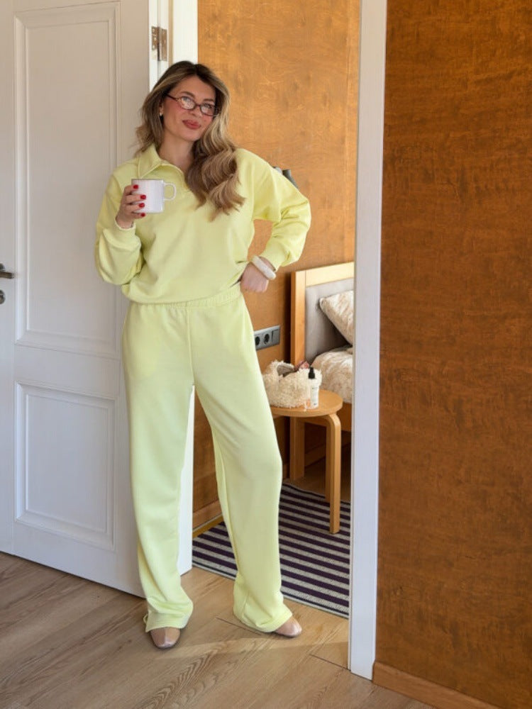 Kvinnors avslappnade träningsoverall med färgkoordinerad polo topp och bekväma sweatpants Mirla-Eva Jonsson