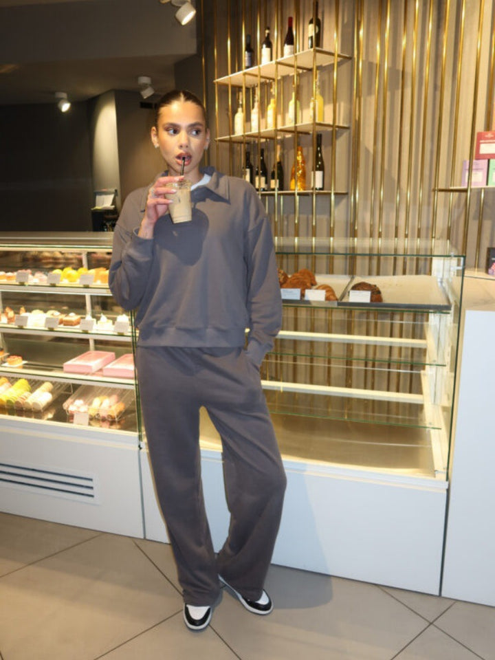 Kvinnors avslappnade träningsoverall med färgkoordinerad polo topp och bekväma sweatpants Mirla-Eva Jonsson