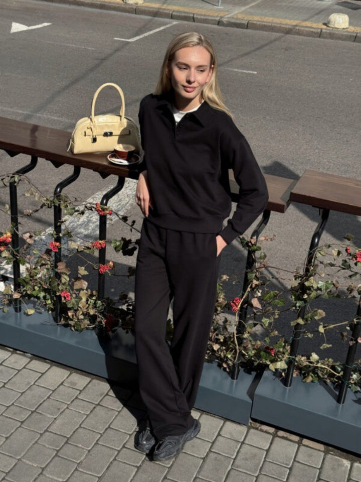 Kvinnors avslappnade träningsoverall med färgkoordinerad polo topp och bekväma sweatpants Mirla-Eva Jonsson