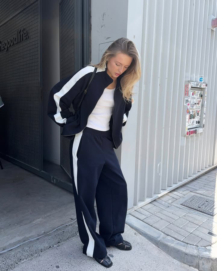 Kvinnors avslappnade träningsoverall med fashionabla kontraststripes-Eva Jonsson